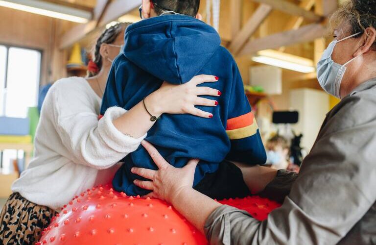 Reportage dans une école pilote pour des enfants polyhandicapés – Libération